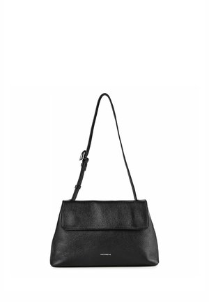 Schwarze, strukturierte Leder-Schultertasche mit Klappverschluss und verstellbarem Riemen, kleines weißes Markenlogo vorne in der Mitte.