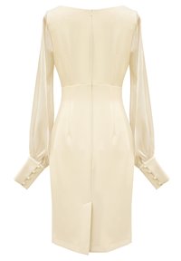 Kołnierzowa sukienka w kolorze kości słoniowej z długimi falbami, dopasowanym torsem, zapięciem na zamek błyskawiczny z tyłu oraz rozcięciem. Posiada akcenty guzikowe na mankietach rękawów i gładką teksturę.