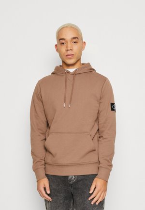 MONOLOGO SLEEVE BADGE HOODIE - Kapuzenpullover - warm toffee