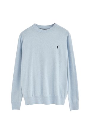 Lichtblauwe trui van zacht materiaal met een ribbelboord aan de ronde hals en mouwen. Klein zwart logo op de linkerborst. Klassieke pasvorm.