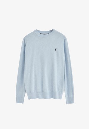 Lichtblauwe trui van zacht materiaal met een ribbelboord aan de ronde hals en mouwen. Klein zwart logo op de linkerborst. Klassieke pasvorm.