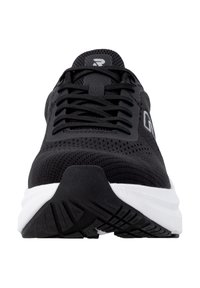 Schwarzer Sportschuh mit Mesh-Obermaterial, schwarzen Schnürsenkeln, weißer gepolsterter Sohle und gemustertem schwarzem Außensohle, von vorne gezeigt.