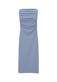 Šaty bez ramínek, ke kolenům, vyrobené z měkké modré látky s nabráním v přední části a hladkou texturou po celé délce.