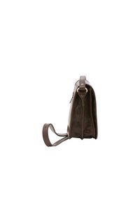 Borsa a mano in pelle marrone con forma strutturata, caratterizzata da una texture liscia, tracolla regolabile e chiusura con zip.