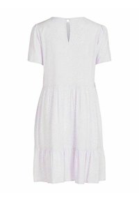 Svetle fialové šaty s krátkým rukávem a jemným tečkovaným vzorem, zapínání na knoflík ve tvaru klíčové dírky na zadní straně a nařasené volány na sukně.