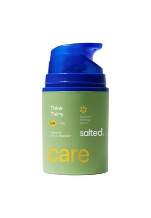 Grüne und blaue Sonnenschutzflasche mit der Bezeichnung "Think Thirty" mit SPF 30, UVA- und UVB-Schutz und den Inhaltsstoffen AlgaGuard, Panthenol, Glycerin.