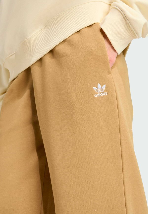 Tracksuit bottoms - cardboard4