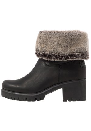 Svart skinn ankelboot med faux fur mansjett, chunky hæl og teksturert gummisåle med dype spor for grep.