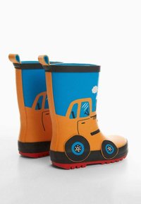 Oranga gummistövlar med en blå traktor-design, svarta hjul och röda sulor. Inkluderar strukturerade grepp och dragshankar.