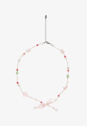 Collier ras du cou délicat avec perles roses, rouges, blanches et vertes, avec un nœud perlé rose et un pendentif étoile, avec une chaîne à fermoir réglable en argent.