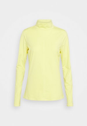 Lange mouwen, lichtgele coltrui getoond op een effen achtergrond, met een slim fit en een gladde stoftextuur.