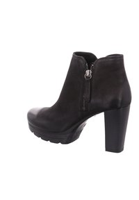 Bottine en cuir noir avec talon haut épais, fermeture éclair latérale et semelle plateforme texturée pour une meilleure adhérence.