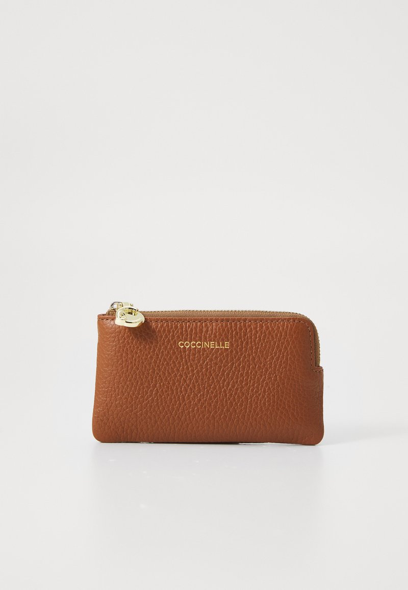 Portefeuille en cuir marron avec fermeture éclair, finition texturée, logo doré et forme rectangulaire compacte.