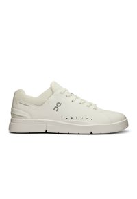 Sneakers bianchi con tomaia in pelle liscia, linguetta in mesh testurizzato e perforazioni nere. Presentano una suola imbottita e un logo argentato sul lato.