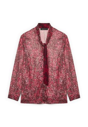 Schimmernde rote Bluse mit floralen Mustern, langen Ärmeln und einem strukturierten, offenen Design. Mit einem kontrastierenden, kastanienbraunen Bindeband.
