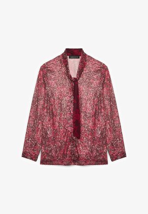 Kimalainen punainen paita, jossa on kukkakuviot, pitkät hihat ja teksturoitu, avonainen muotoilu. Sisältää kontrastivärisen viininpunaisen nauhan yksityiskohtana.