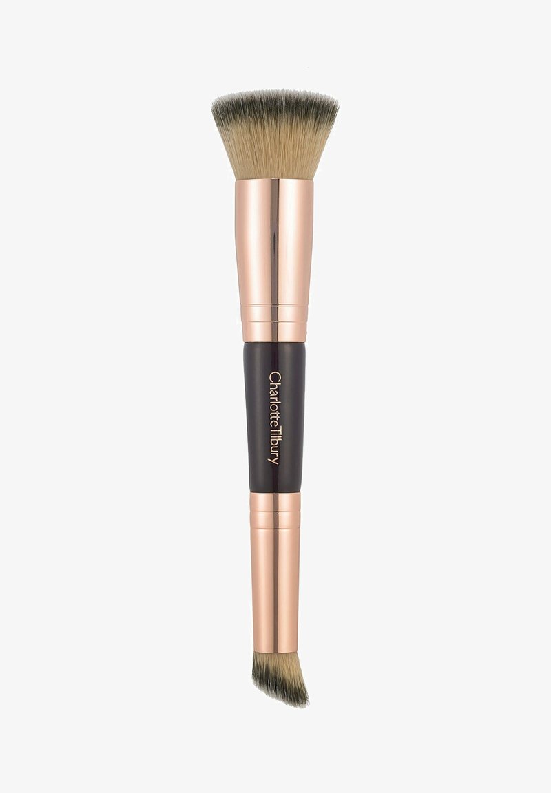 Zweiseitiger Makeup-Pinsel mit schwarzem Griff und roségoldenen Ferrulen. Die Borsten sind weich und haben einen Farbverlauf von dunkel zu hell.