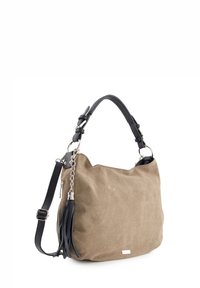 Tan suede handtas met een zwarte leren schouderriem en accenten, met een zilveren kettingdetail en een kwast aan één zijde.