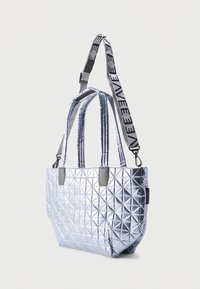 Ασημί τσάντα tote με καπιτονέ σχεδιασμό, δύο επενδυμένες λαβές και αποσπώμενο ώμο ιμάντα σε μαύρο-άσπρο με λογότυπο.