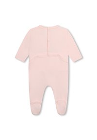 Combinaison pour bébé de couleur rose clair, à pieds, avec des manches longues, fermeture par boutons au dos et boutons-pression en bas. Tissu doux et design de pieds sans couture.