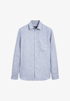 Jasnoniebieska koszula z długim rękawem z teksturowanej tkaniny, z zapięciem na guziki, kołnierzykiem oraz kieszonką na klatce piersiowej po lewej stronie.