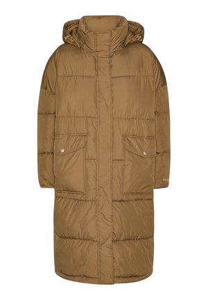Długi brązowy puchowy płaszcz z kapturem, z wysokim kołnierzem, dwoma przednimi kieszeniami naszytymi i gładką, pikowaną fakturą.