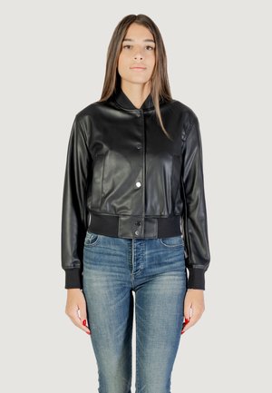 Giacca bomber nera in ecopelle con chiusura a pressione, polsini e orlo a coste; presenta due tasche frontali e un colletto.