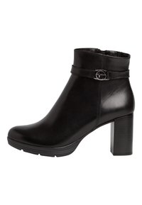 Botas de cuero negras hasta el tobillo con un acabado suave, que cuentan con un tacón cuadrado, un cierre de cremallera y una correa decorativa con un acento de hebilla metálica.