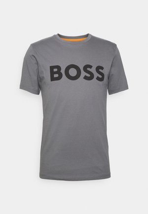 Graues kurzärmeliges T-Shirt mit schwarzem "BOSS"-Schriftzug auf der Vorderseite und einem leicht orangefarbenen Innenbesatz am Halsausschnitt.