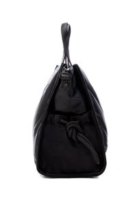 Bolso de mano de cuero negro con una forma aerodinámica, cierre de cordón y un detalle anudado en la base. Diseño minimalista, sin herrajes visibles.