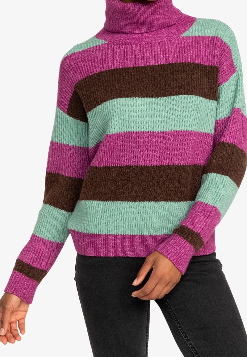 Pull multicolore présentant de larges rayures roses, bleu sarcelle et marron. Tissu tricoté texturé avec un col roulé et des poignets côtelés.