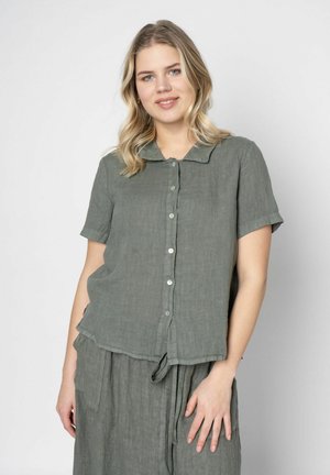 T-shirt med kort ärm och krage i mjuk olivgrön linne, med knappstängning framtill, avslappnad passform och lagerkrage med samlingsdetalj.