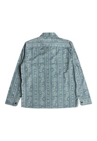 Blauwe langesleeve shirt met een paisleypatroon en decoratieve elementen. Gemaakt van een zachte stof, het heeft een knoopsluiting aan de voorkant en een kraag.