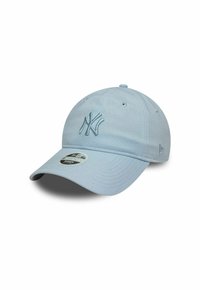 Cappellino da baseball azzurro chiaro con logo NY ricamato, visiera curva, sei fori di ventilazione e un tessuto morbido e testurizzato.