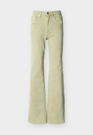 Lichtgroene wijde jeans met knoop- en ritssluiting, voor- en achterzakken en riemlussen op een witte achtergrond.