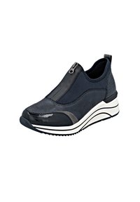 Marineblauwe sneaker van een mix van gestructureerde en gladde synthetische materialen, met elastische zijpanelen en een ritsluiting. Witte tussenzool met zwarte loopzool.