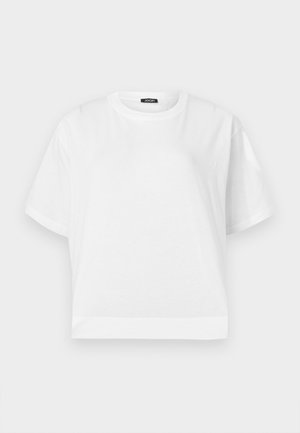 Απλό λευκό T-shirt με κοντά μανίκια και στρογγυλή λαιμόκοψη, με ίσιο τελείωμα και μικρή μαύρη ετικέτα της μάρκας στο εσωτερικό του γιακά.