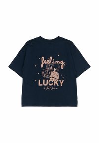 Granatowa bawełniana koszulka z krótkim rękawem. Tył zdobi błyszczący wzór z kartami do gry i kośćmi, napis "Feeling Lucky" w kolorze różowym.
