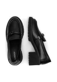 Mustad nahast loafers paksu tallaga ja dekoratiivse sõlmega ees. Omab sileda tekstuuri ja õmblusaktsente.