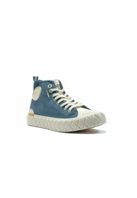 Des baskets montantes en toile bleue avec une semelle en caoutchouc texturé blanche, dotées d'un accent de logo rond et de lacets beiges.