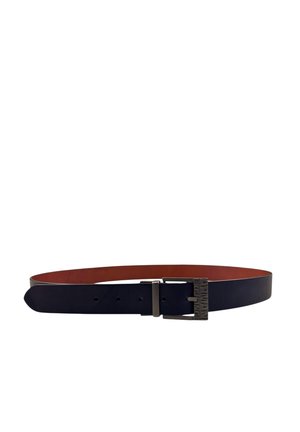 Cintura in pelle con esterno blu scuro e interno marrone, dotata di una fibbia in tono argento e accentata con il logo del marchio.