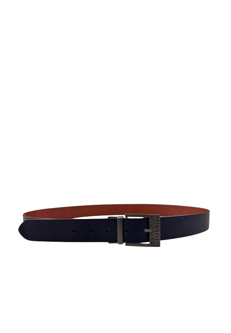 Cintura in pelle con esterno blu scuro e interno marrone, dotata di una fibbia in tono argento e accentata con il logo del marchio.