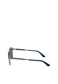 Occhiali da sole in metallo con tonalità blu, lenti rettangolari, montatura argento, dettagli in gomma blu sulle tempie e nome del marchio inciso.