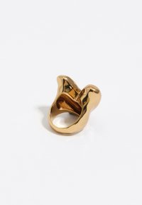 Anello astratto in tonalità oro con una superficie liscia e lucida e una forma ondulata e organica. Il design aperto crea un aspetto moderno.