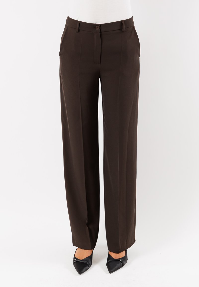 Pantaloni marroni a vita alta con design dritto. Presentano una chiusura con bottone frontale, tasche laterali e una texture di tessuto liscia.