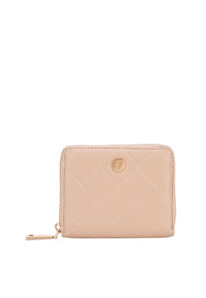 Pequeña cartera beige de cuero acolchado con cremallera dorada y emblema redondo dorado centrado en el frente.