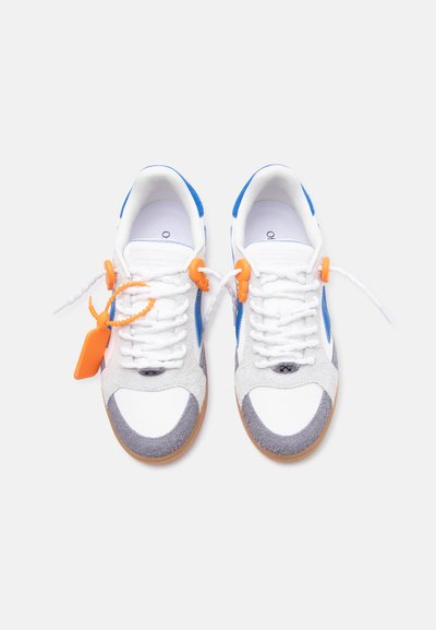 Ζευγάρι από λευκά, μπλε και γκρι αθλητικά παπούτσια με λευκά κορδόνια και πορτοκαλί ετικέτες ασφαλείας πάνω σε απλό λευκό φόντο.
