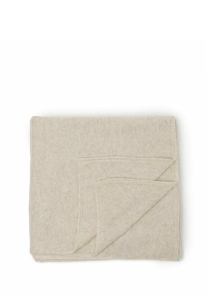 Złożony beżowy wełniany szal o miękkiej fakturze, przedstawiony na białym tle.