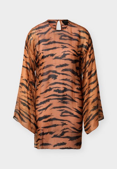 Πορτοκαλί μπλούζα με μακριά μανίκια, φαρδιά εφαρμογή, με μαύρες ρίγες τίγρη και μικρό κλείσιμο με κουμπί πίσω σε σχήμα κλειδαρότρυπας.