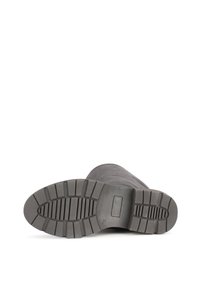 Suola di un boot nero con scanalature profonde, taglia 37 indicata, mostrata dalla vista inferiore su uno sfondo bianco.